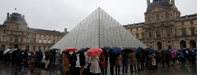 Tras cerrar por temor al coronavirus, el Museo del Louvre reabrió sus puertas