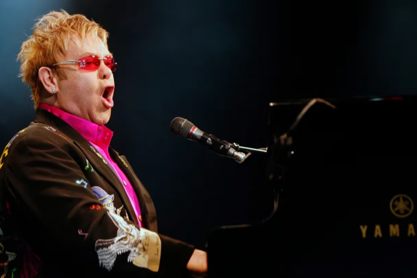 Elton John está trabajando en su proyecto secreto: el disco número 32 de su carrera