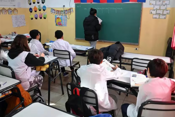 Hay gran disparidad en la cantidad de alumnos por docente en el país