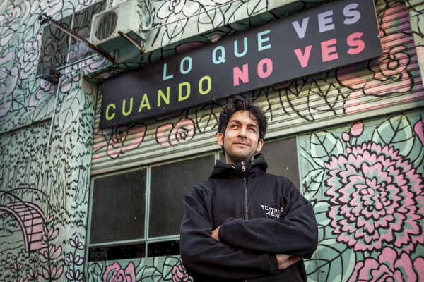 Es ciego, lidera una compañía de teatro y acaba de estrenar una obra que, en total oscuridad, relata su amor por el fútbol y Lionel Messi