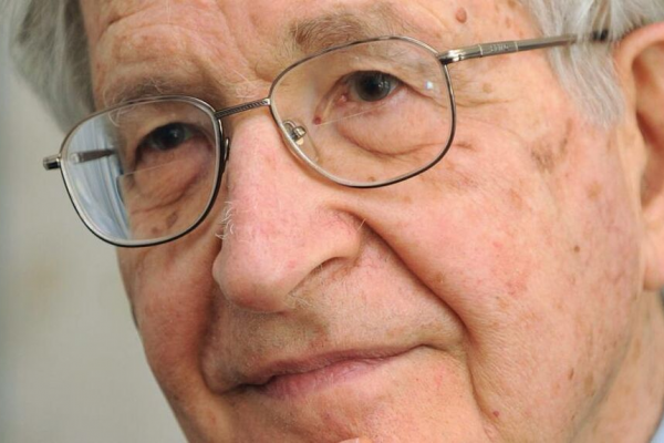 La mujer del escritor Noam Chomsky desmintió su muerte y fue dado de alta