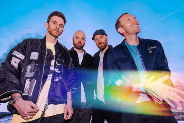 Coldplay estrenó su nuevo single “feelslikeimfallinginlove”