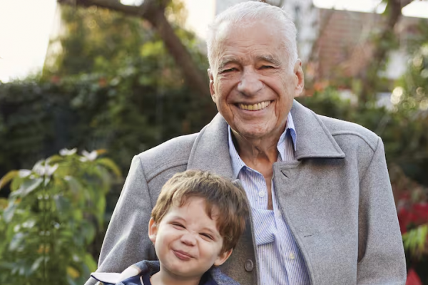 A los 85 años, Alberto Cormillot posa con su hijo Emilio y habla de los audios que le manda para el futuro y de sus mayores deseos