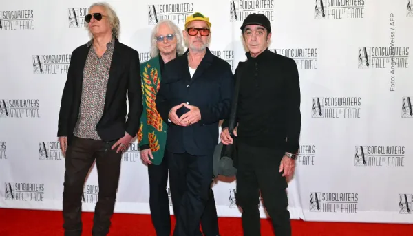 Histórica reunión de R.E.M. por primera vez en 17 años y sonó “Losing My Religion”