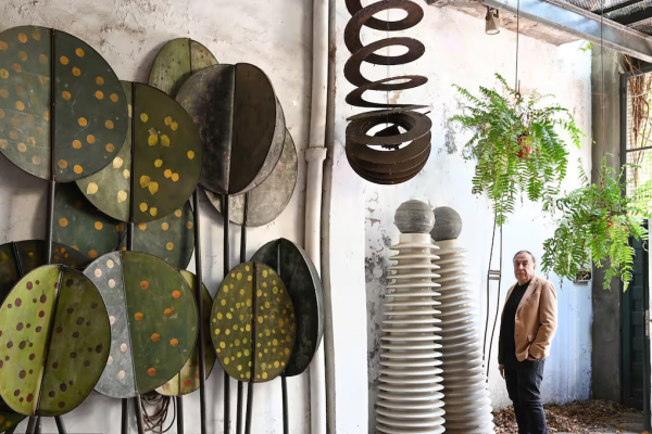 El escultor Julio Pérez Sanz nos recibe en su sorprendente casa-taller en Barracas