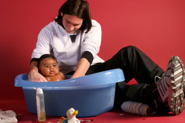 La historia detrás de la foto de Lionel Messi bañando a un bebé llamado Lamine Yamal que se hizo viral