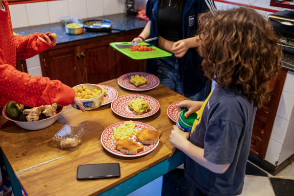 Grieta alimentaria: los hábitos saludables de las nuevas generaciones que revolucionan la mesa familiar