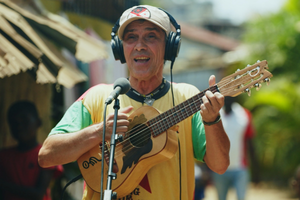 Manu Chao viaja por las calles de Angola, Colombia y Kingston en “Mr. Bobby”, su nuevo videoclip