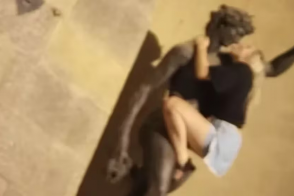 Escándalo en Italia: una turista simuló tener relaciones sexuales con la estatua del dios romano Baco