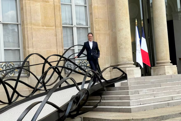 «La estrella del Elíseo»: Una escultura ondulante de Pablo Reinoso le pone el toque argentino a la escalera del palacio parisino