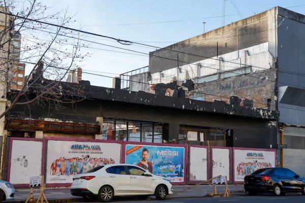 City Hall: demolieron el boliche al que asistieron varias generaciones y fue emblema de un barrio