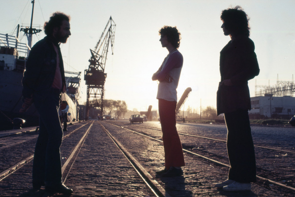 Spinetta, Charly, León Gieco y Santaolalla en los 70: una muestra reúne las increíbles fotos inéditas del archivo de Miguel Grinberg