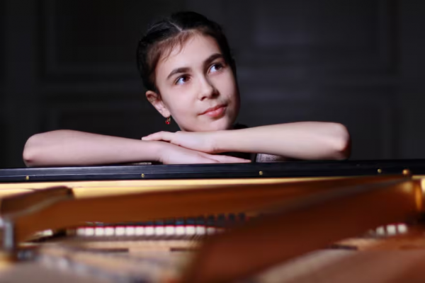 Alexandra Dovgan, la niña prodigio sui generis del piano que debutó en el Teatro Colón