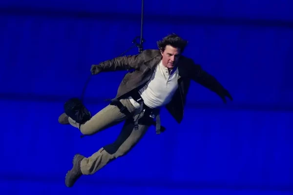 Tom Cruise cumplió con las expectativas y “voló” sobre el cielo de París en el cierre de los Juegos Olímpicos