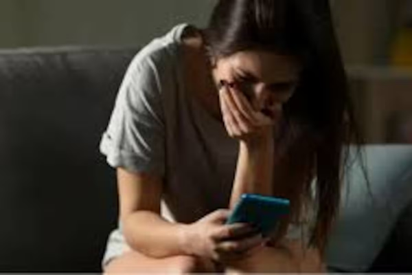 “Volveré a agarrar el celular cuando me sienta capaz”. Violencia digital: bajarse de las redes, una tendencia que crece