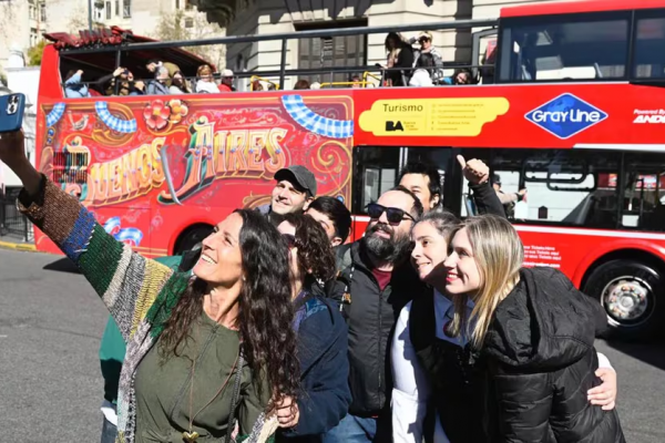 El fileteado vuelve a las calles: los buses turísticos ya muestran un clásico de la identidad cultural porteña