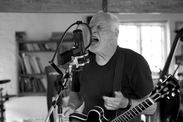 El nuevo álbum de David Gilmour, entre la finitud, el trabajo en familia y el infaltable toque floydeano