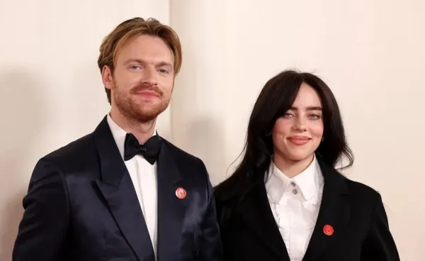 Billie Eilish y su hermano Finneas respaldan a Kamala Harris en un video compartido en sus redes