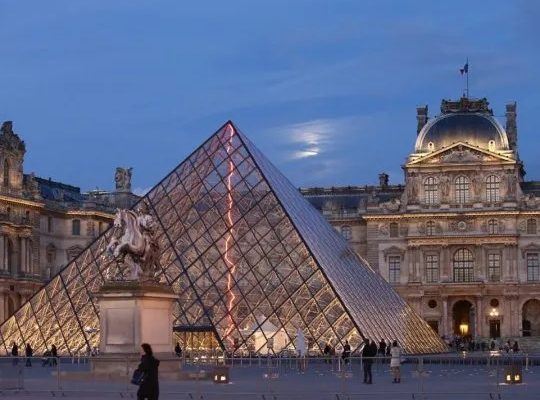 Artistas argentinos expondrán sus obras frente al Museo del Louvre en París