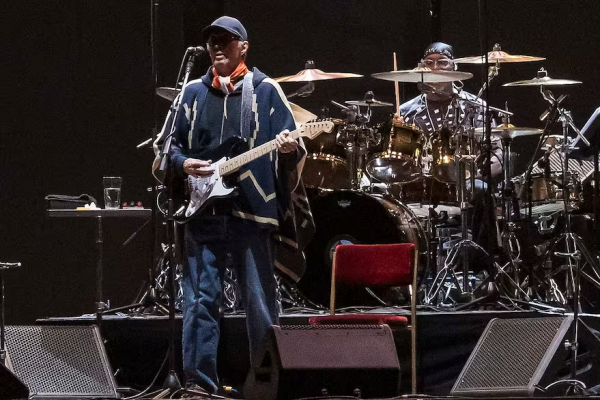 Poncho y blues: Eric Clapton volvió a oficiar una ceremonia de música frente a sus fans porteños