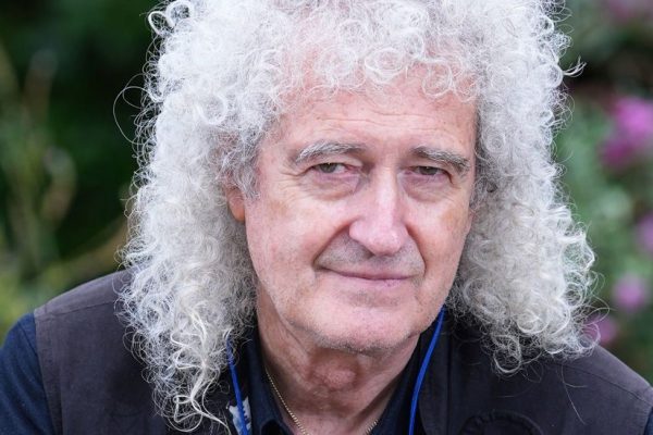 La leyenda de Queen, Brian May, reveló que sufrió un derrame cerebral que lo dejó “sin control” en sus brazos