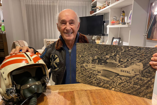 Tiene 92 años. La fascinante historia del piloto de cazas argentino que fue instructor en el escuadrón de la película Top Gun