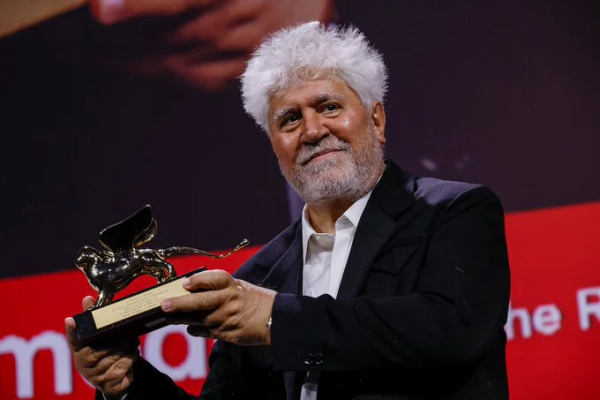 Pedro Almodóvar conquistó un histórico León de Oro en Venecia con su oda a la solidaridad