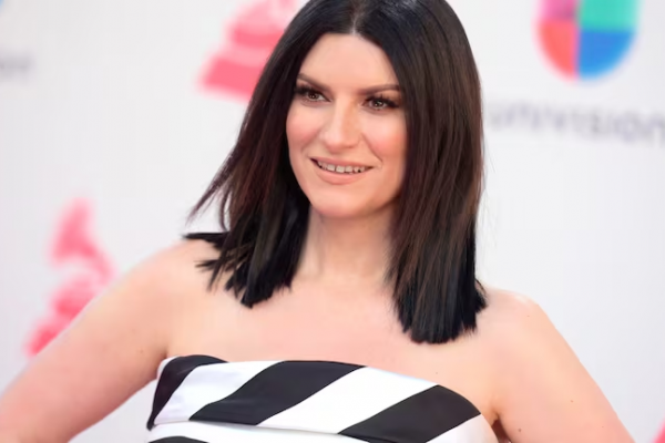 Laura Pausini se subió junto a unos fans a un colectivo para presentar su nueva canción y recorrer Milán