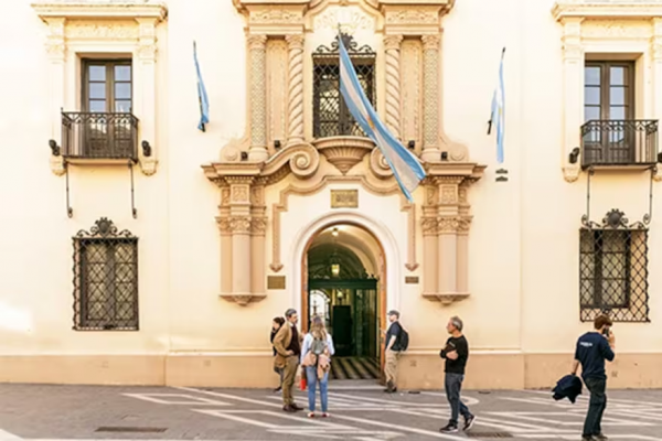 Monserrat: la historia del colegio más antiguo del país que aún conserva cofradías, enseña latín y esgrima