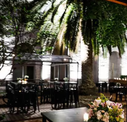 Comer en claustros, patios y galerías: los conventos de monjas que hoy son restaurantes