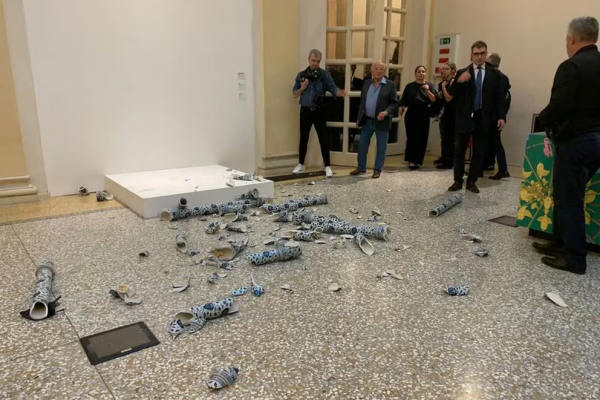 Destrozaron una escultura de Ai Weiwei en la inauguración de una exposición en Italia