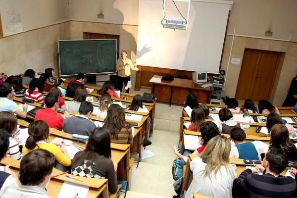 Las carreras universitarias que ya no conviene estudiar según la IA