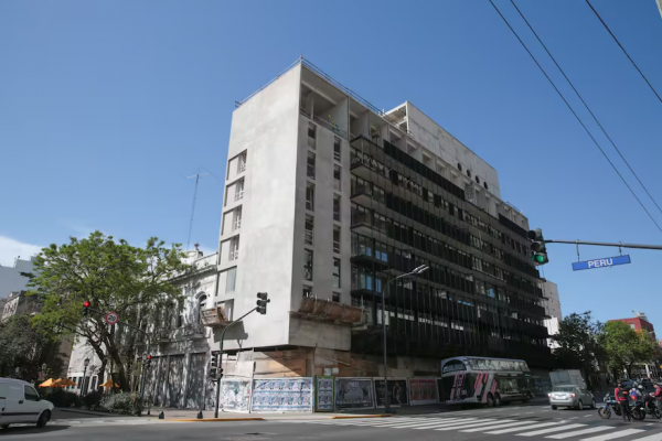 En el corazón de la ciudad de Buenos Aires: La “fábrica de arte” y hotel de lujo que se levanta donde había una estación de servicio y un galpón