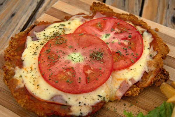 La milanesa napolitana argentina es la mejor carne empanizada del mundo, según un ranking internacional