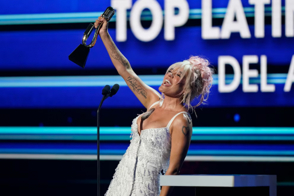 ⁠Karol G fue la gran triunfadora de los Premios Billboard, superó a Peso Pluma y a Bad Bunny, pero no asistió a la gala: la lista completa