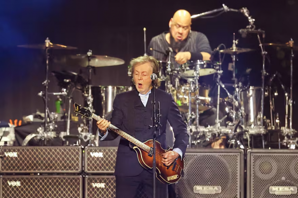 Ante un público que deliró con sus hits y con un particular saludo, Paul McCartney se presentó en Córdoba