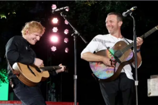 Ed Sheeran y Chris Martin se juntaron sobre el escenario para cantar algunos hits