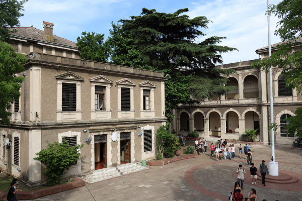 Cumple 100 años: la escuela porteña que cobija una escultura histórica, planos del Teatro Colón y cada año más alumnos