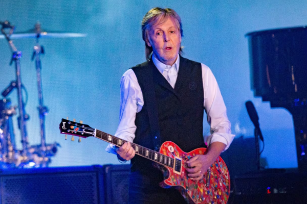 Paul McCartney tocó por primera vez en vivo “Now and Then”, la última canción de los Beatles