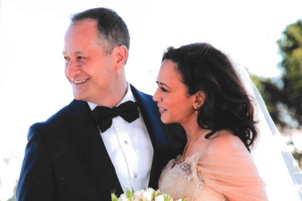 “Quiero pasar mi vida contigo”. Una cita a ciegas y una propuesta de casamiento “casera”: la historia de amor de Kamala Harris y Doug Emhoff