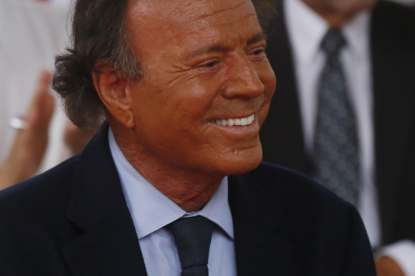 Julio Iglesias firmó un acuerdo con Netflix para contar su vida en una serie