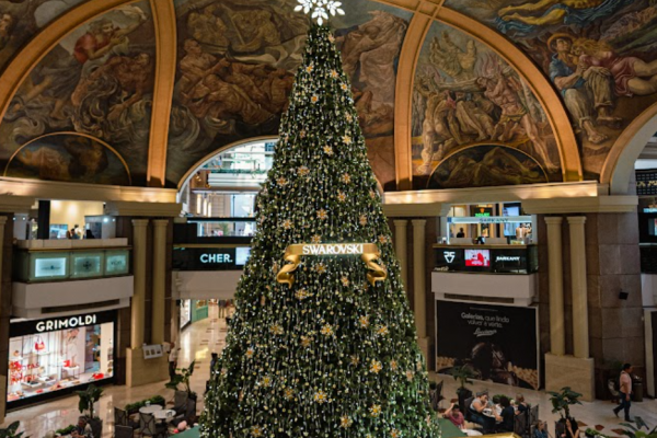 Buenos Aires iluminada con el imponente árbol de navidad en Galerías Pacífico