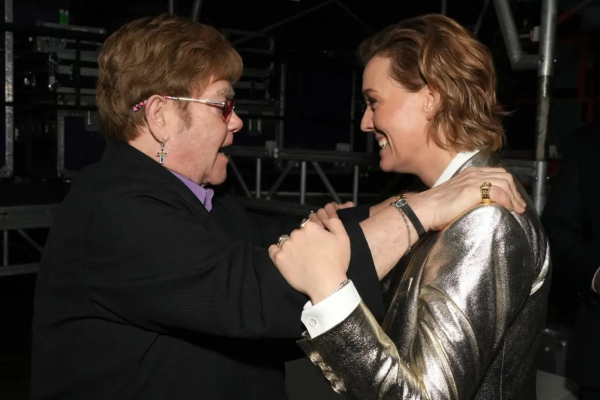 Escuchá a Elton John y Brandi Carlile unirse en ‘Never Too Late’