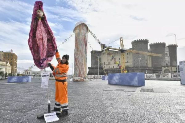 Una escultura de una vagina se suma a la ya polémica estatua fálica de Nápoles