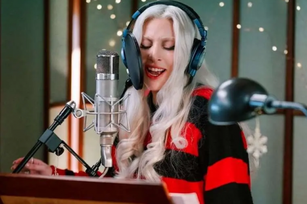 Lady Gaga se une a la moda navideña con una versión rockera de ‘Santa Claus llegó a la ciudad’