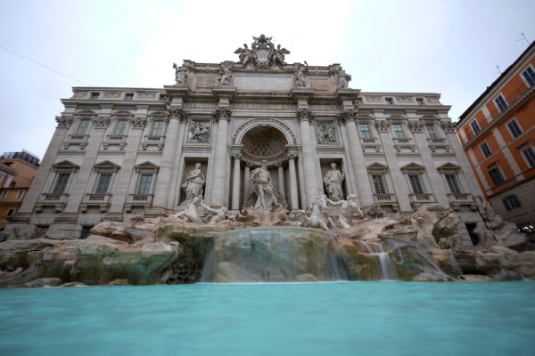 Roma pone límites al ritual de la Fontana de Trevi: las nuevas reglas tras su impactante renovación