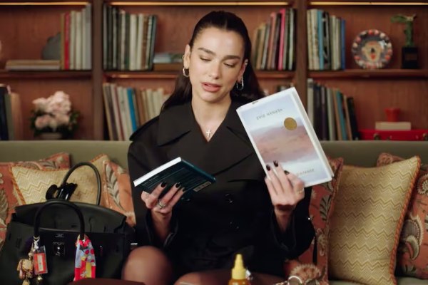 Dua Lipa lleva en su cartera dos novelas de autores argentinos que recomienda