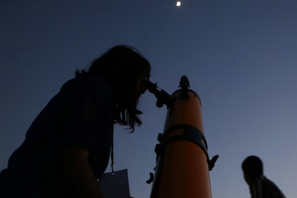 Celendario astronómico. Lunas de sangre, lluvias de meteoros y eclipses: qué esperar en 2025