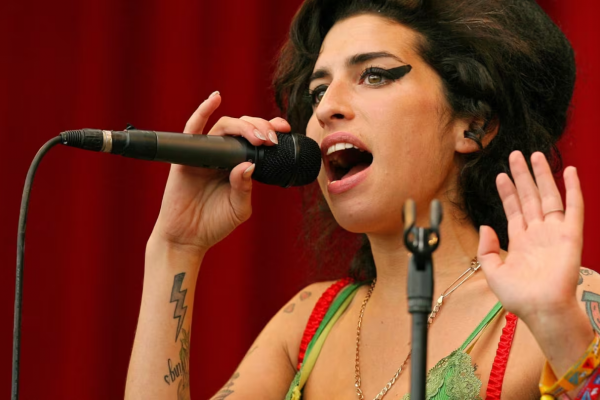 Amy Winehouse: un nuevo libro cuenta su temprano interés por la música, sus días en el colegio y la llegada a la fama